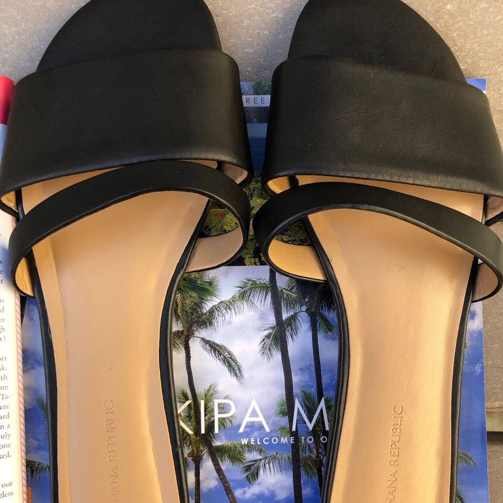 ***SOLD**** Banana Republic Black Sandal
